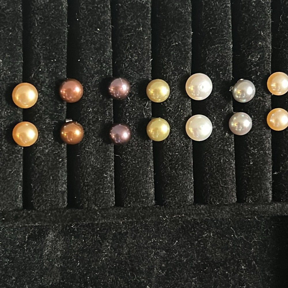 7 Pairs Cultured Freshwater Natural and Dyed Pearl Round Stud Earring Set - Picture 4 of 4